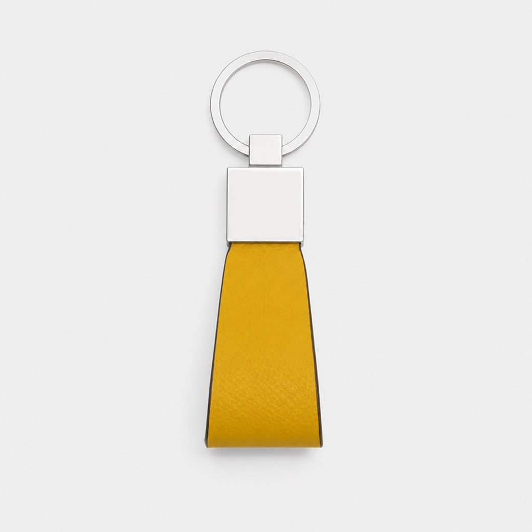 Llavero Maison Caviar Paolo en color amarillo, con diseño elegante y detalles visibles en la imagen.