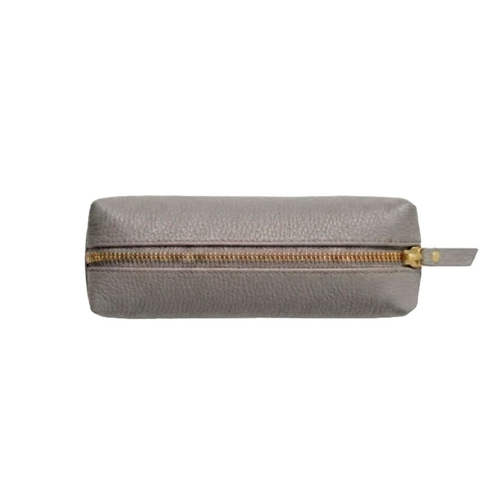 Bolsa de maquillaje Maison Caviar Angelina mini con cierre de metal y interior forrado en tela, vista frontal.