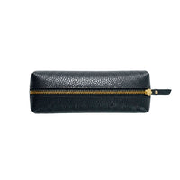 Maletín de belleza Maison Caviar Angelina, bolso de vanity compacto en cuero con compartimentos internos para maquillaje y accesorios.