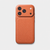 Funda para iPhone Maison Caviar Arthur en color naranja, protección y estilo para el teléfono inteligente.