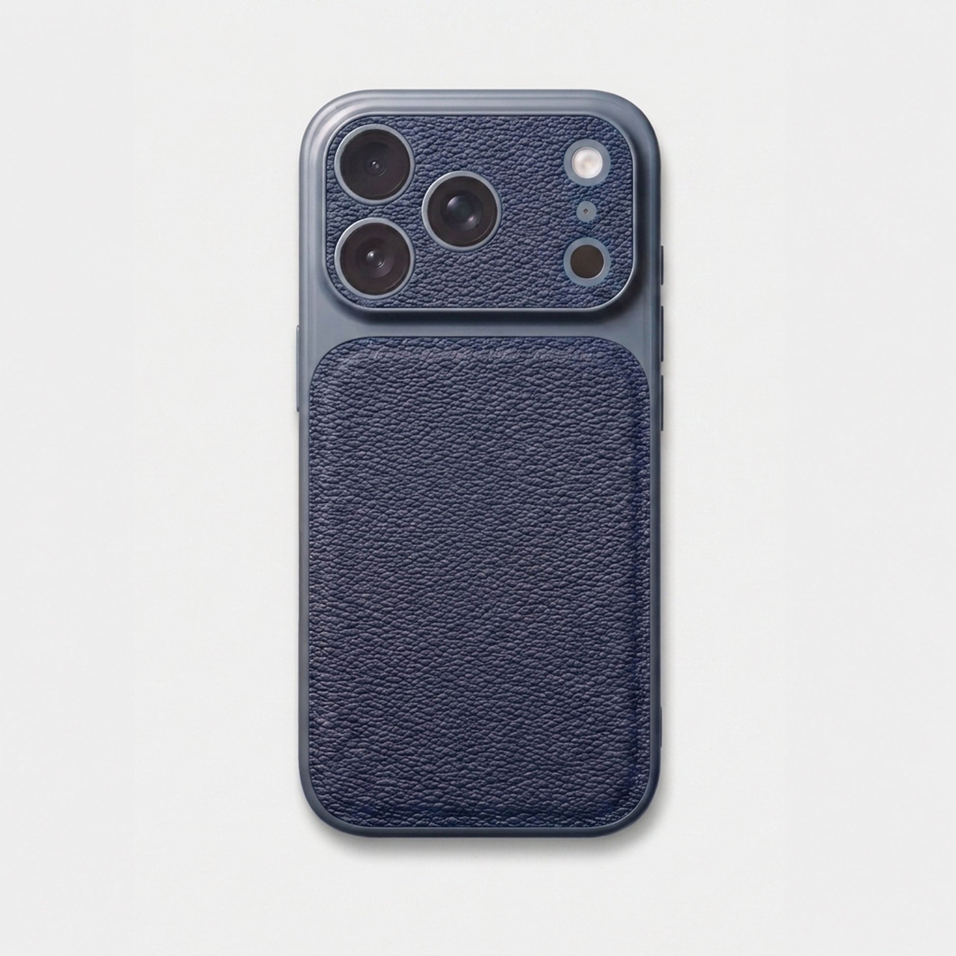 Funda para iPhone Maison Caviar Arthur en color azul navy, protección elegante para dispositivo móvil.