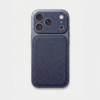 Funda para iPhone Maison Caviar Arthur en color azul navy, protección elegante para dispositivo móvil.