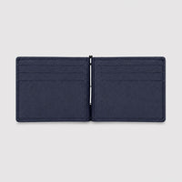 Billetera azul navy de Maison Caviar, elegante y de cuero, con compartimentos para tarjetas y dinero.