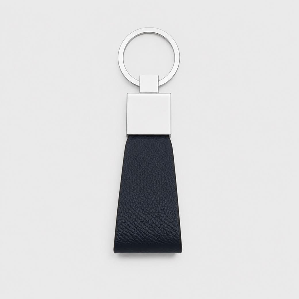 Llavero Maison Caviar Paolo en color azul navy con diseño elegante y detalles en acabado de alta calidad.
