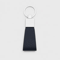 Llavero Maison Caviar Paolo en color azul navy con diseño elegante y detalles en acabado de alta calidad.