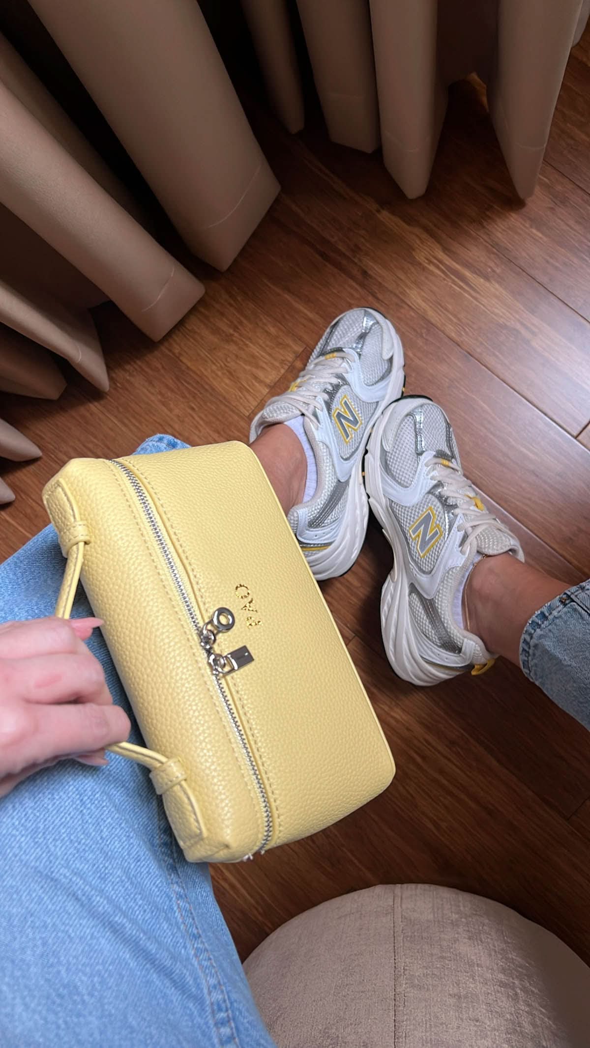 Bolso Giulia de Maison Caviar en cuero con diseño elegante, mostrando su forma y detalles en color neutro.