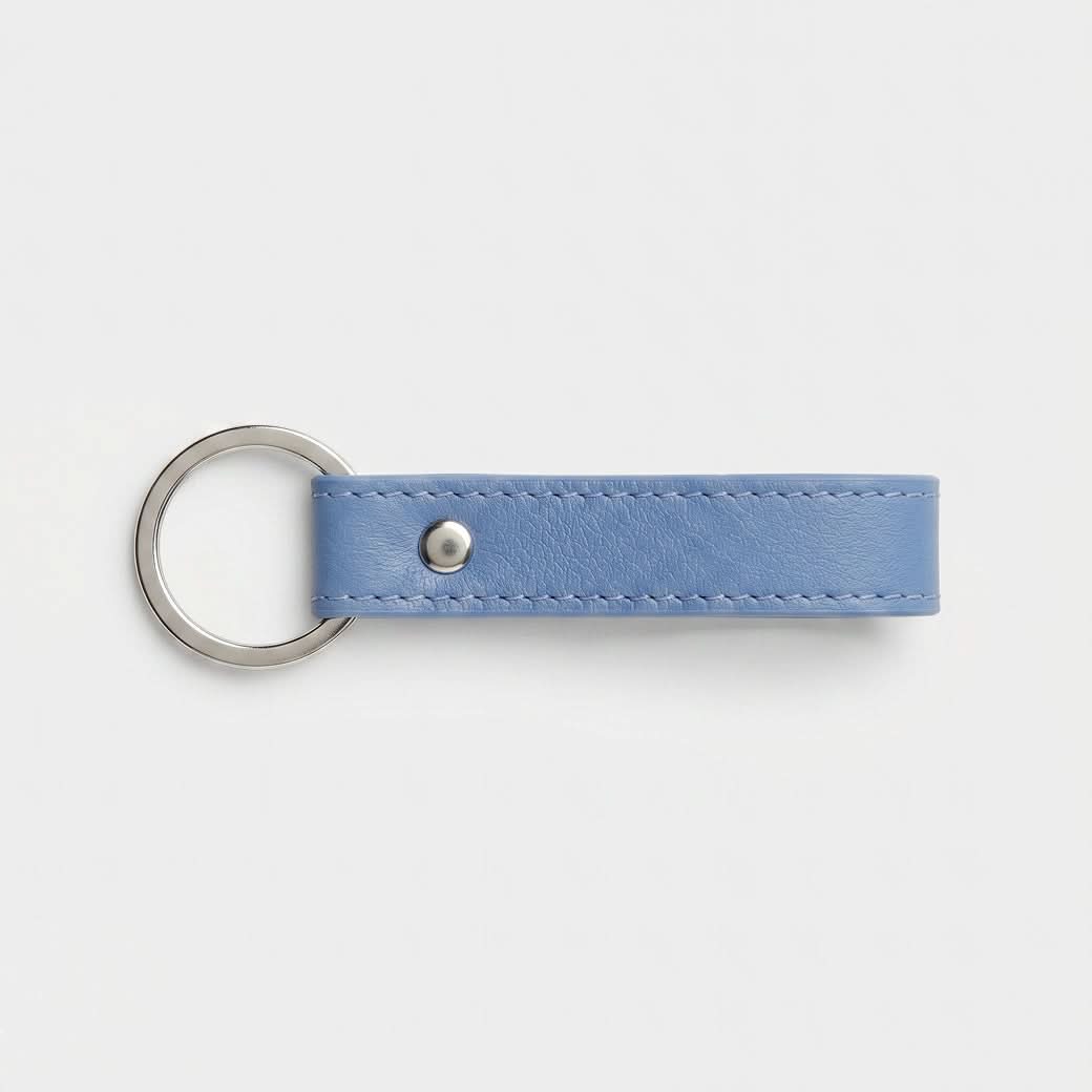 Llavero Maison Caviar Capri en color azul bebé, diseño elegante y compacto para llaves y accesorios.