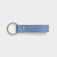 Llavero Maison Caviar Capri en color azul bebé, diseño elegante y compacto para llaves y accesorios.