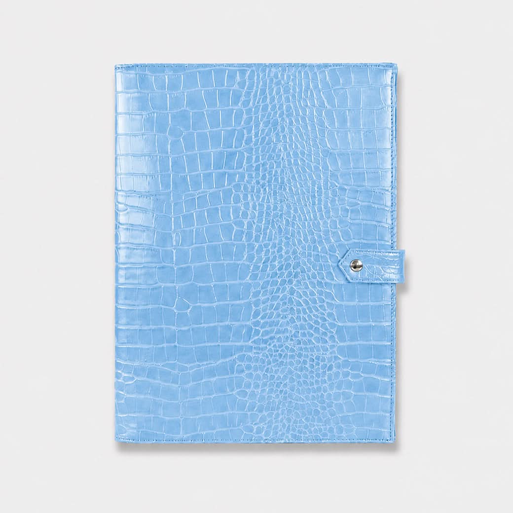Funda para iPad Maison Caviar en color azul bebé, protección elegante para tableta con diseño suave y resistente.