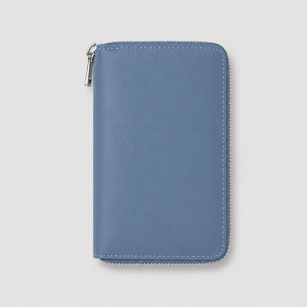 Billetera Greta de Maison Caviar en color azul bebé, con diseño compacto y elegante para llevar tarjetas y dinero.