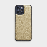 Funda para iPhone Maison Caviar Bari en color neutro, protector de silicona con diseño elegante y ajustado para modelo específico.