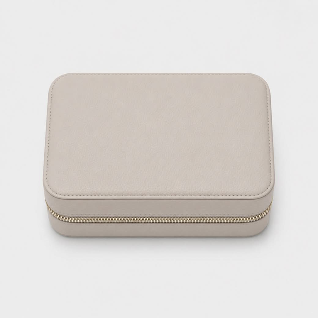 Joyero Maison Caviar Londres en color beige, con compartimentos para joyas y diseño elegante en imagen.