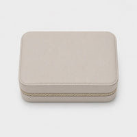 Joyero Maison Caviar Londres en color beige, con compartimentos para joyas y diseño elegante en imagen.