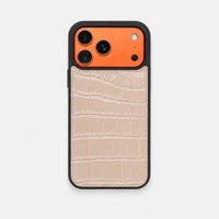 Funda negra para iPhone de Maison Caviar, diseño elegante y resistente, muestra la parte trasera del teléfono con la funda puesta.