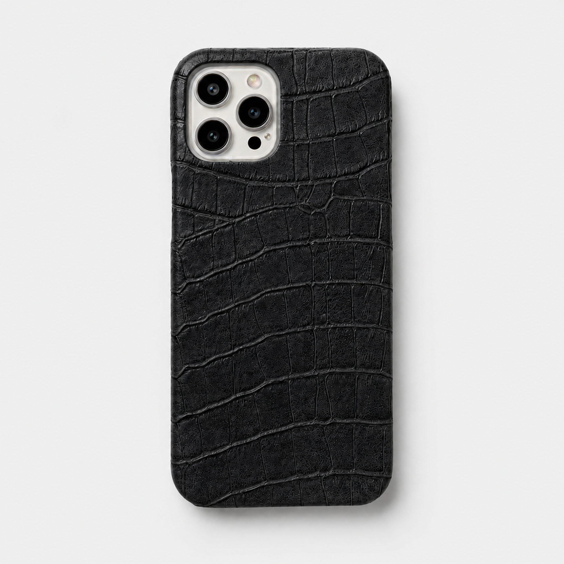 Funda para iPhone de Maison Caviar en color negro, diseño elegante y resistente para protección del teléfono.