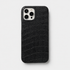 Funda para iPhone de Maison Caviar en color negro, diseño elegante y resistente para protección del teléfono.