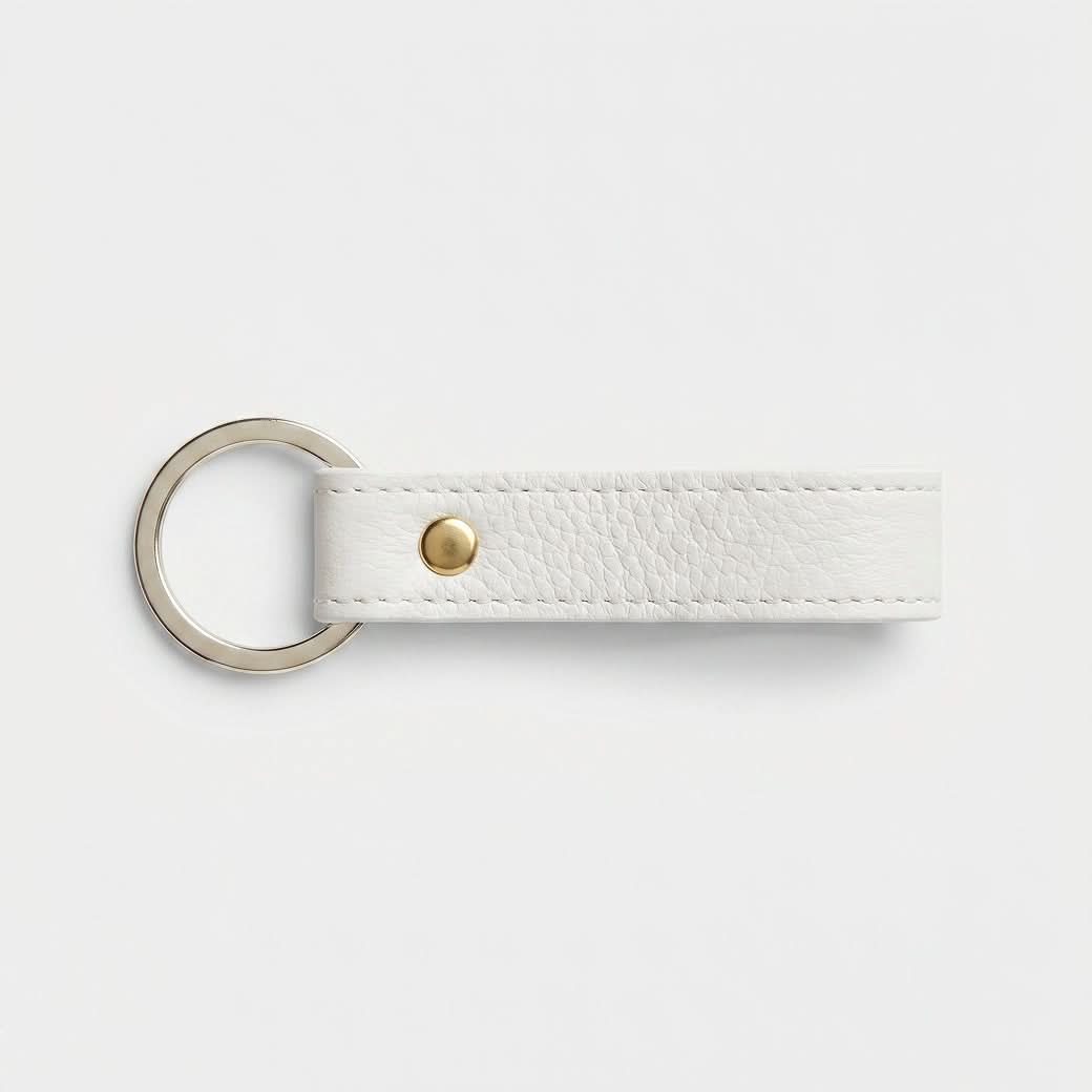Llavero Maison Caviar Capri en color blanco con diseño elegante y detalles llamativos, decorativo y funcional para llaves.