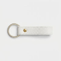 Llavero Maison Caviar Capri en color blanco con diseño elegante y detalles llamativos, decorativo y funcional para llaves.