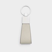 Llavero Maison Caviar Paolo en color blanco con detalles elegantes, accesorio de moda para llaves y bolsos.