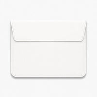 Funda para MacBook de Maison Caviar, modelo Nobu, en color blanco, protección elegante para portátil en la imagen.