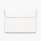 Funda para MacBook de Maison Caviar, modelo Nobu, en color blanco, protección elegante para portátil en la imagen.
