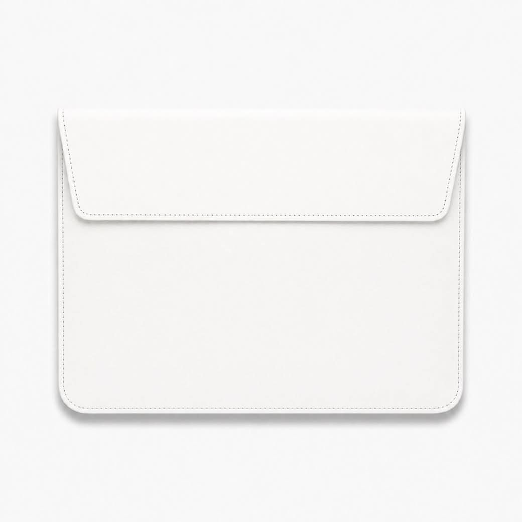 Funda para MacBook de Maison Caviar, modelo Nobu, en color blanco, protección elegante para portátil en la imagen.
