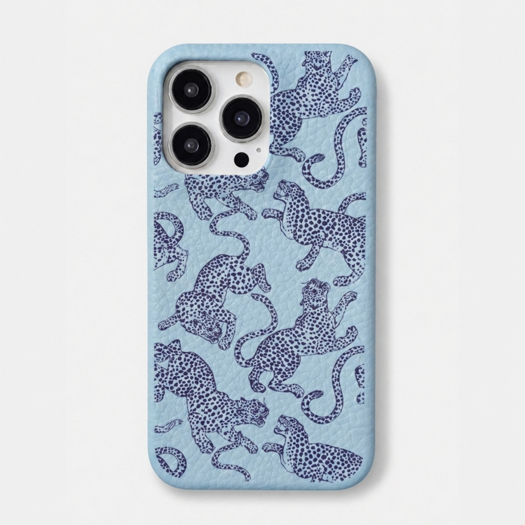 Funda para iPhone Maison Caviar Abby en color azul, protección elegante para teléfono móvil.