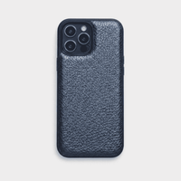 Funda para iPhone de color azul de Maison Caviar, protectora y elegante, con diseño resistente y acabado suave.