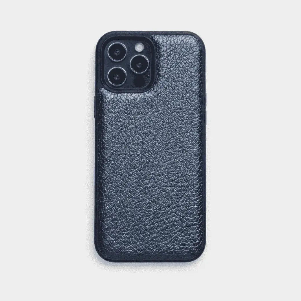 Funda para iPhone de color azul de Maison Caviar, protectora y elegante, con diseño resistente y acabado suave.