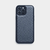 Funda para iPhone de color azul de Maison Caviar, protectora y elegante, con diseño resistente y acabado suave.