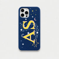 Funda para iPhone de Maison Caviar en color azul con diseño elegante, protección y estilo para tu teléfono.
