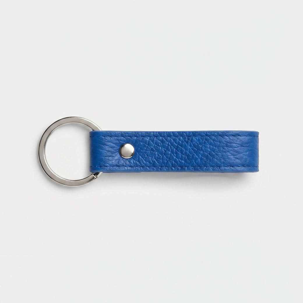 Llavero azul marino Maison Caviar con diseño elegante y detalles en metal, ideal para llaves y accesorios.