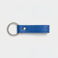 Llavero azul marino Maison Caviar con diseño elegante y detalles en metal, ideal para llaves y accesorios.
