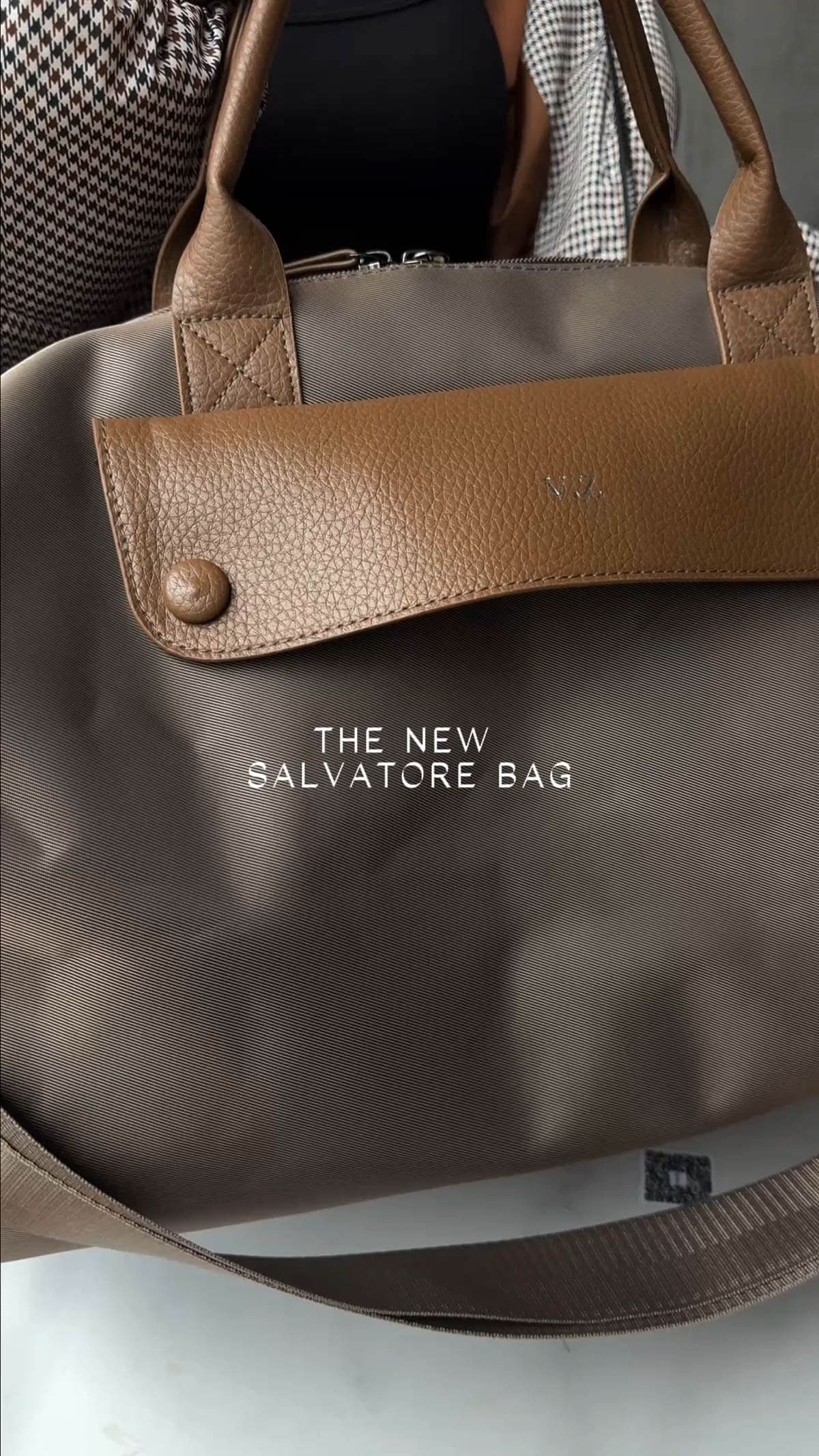 Bolso Salvatore de Maison Caviar, bolso de mano con diseño elegante y detalles en cuero negro.