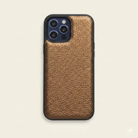 Funda para iPhone Bari de Maison Caviar en color bronce, protección y estilo para teléfono inteligente.