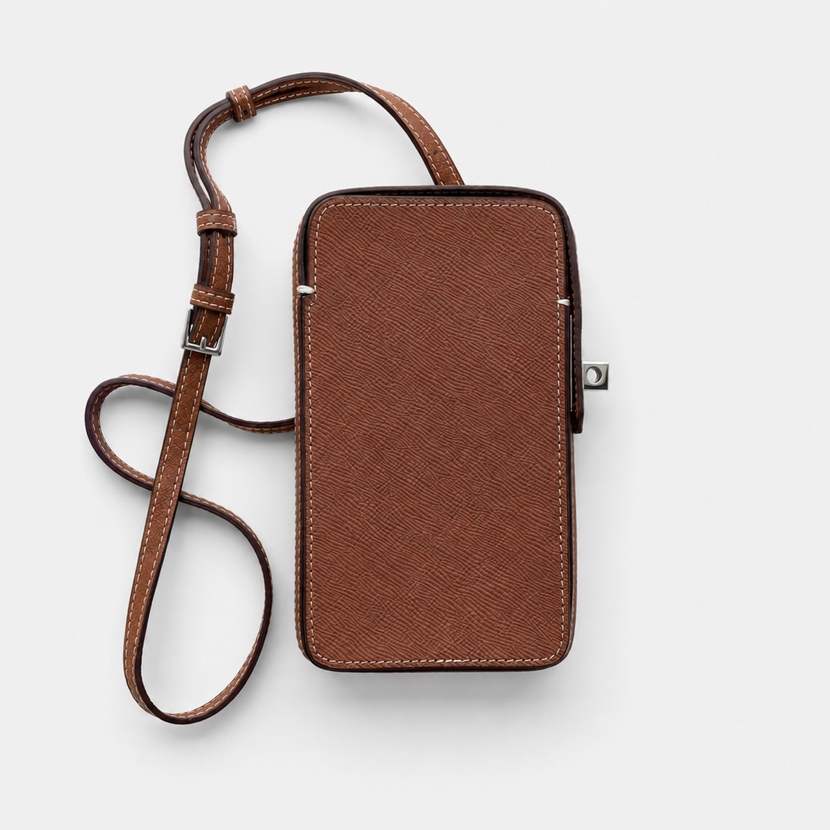 Funda para iPhone Maison Caviar Emily en color marrón, diseño de bolso con detalles elegantes y cierre decorativo.