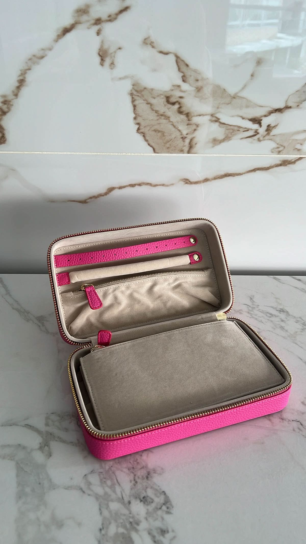 Joyero Maison Caviar Londres de madera con cierre metálico y compartimentos internos para joyas.