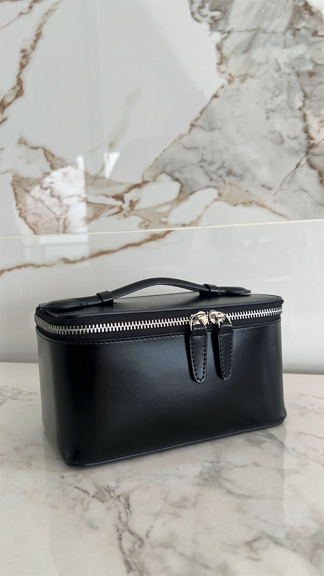 Neceser de maquillaje Maison Caviar Vanity Bag Gerard con compartimentos y cierre resistente, en color elegante.