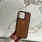 Funda para iPhone Maison Caviar Lucca, protección elegante en cuero con diseño sofisticado, visible en la imagen.
