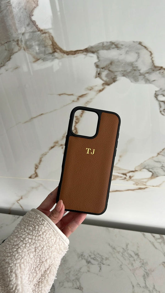 Funda para iPhone Maison Caviar Lucca, protección elegante en cuero con diseño sofisticado, visible en la imagen.