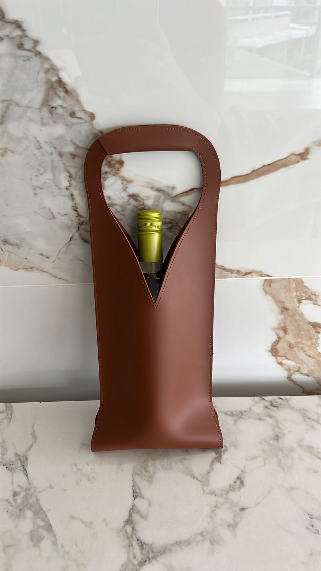 Porta vino Maison Caviar Bastian, soporte elegante en madera para botellas de vino, con diseño moderno y acabado suave.