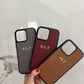 Funda para iPhone Maison Caviar Lucca, protección de cuero elegante en color marrón, vista frontal del estuche para teléfono móvil.