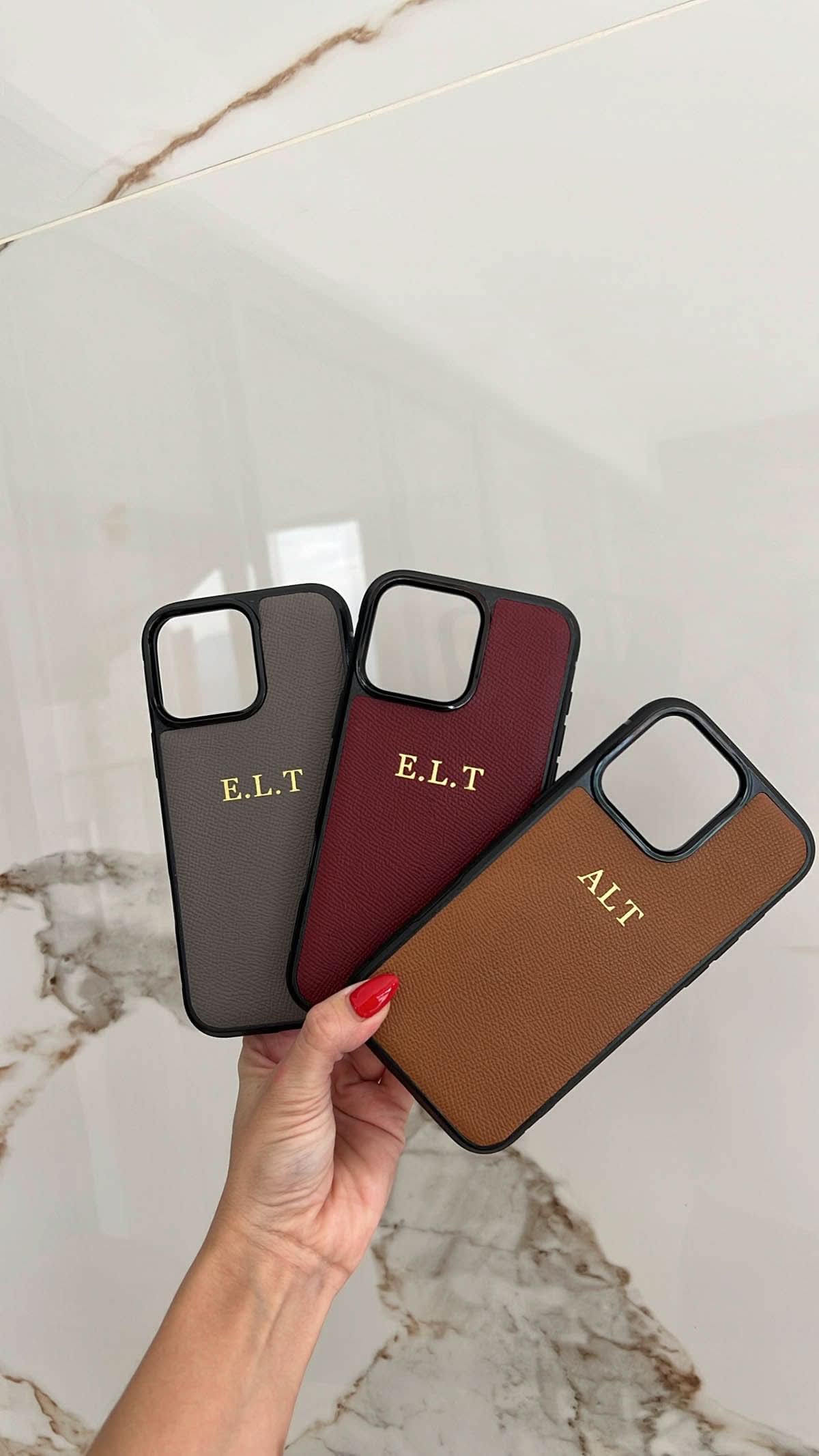 Funda para iPhone Maison Caviar Lucca, protección de cuero elegante en color marrón, vista frontal del estuche para teléfono móvil.