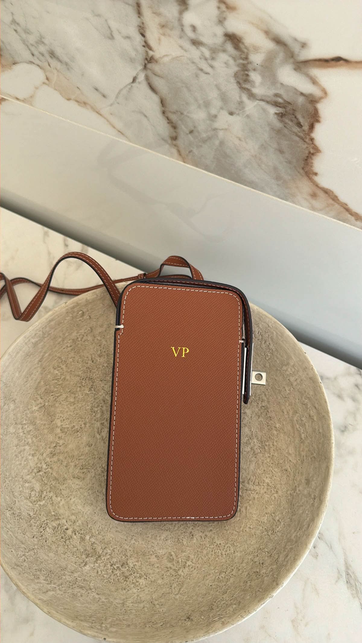 Funda para iPhone Maison Caviar Emily, funda protectora de teléfono con diseño elegante y detalles en cuero.