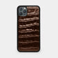 Funda para iPhone Maison Caviar Siena en color café, con diseño elegante y protección para el teléfono inteligente.
