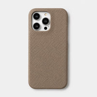 Funda para iPhone Pisa de Maison Caviar, protección de alta calidad con diseño elegante y acabado en color café.