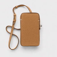 Funda para iPhone Maison Caviar Emily en color camel, con diseño de bolso de teléfono y detalles elegantes.