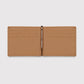 Billetera de cuero color camel de Maison Caviar, diseño elegante y compacto, ideal para llevar tarjetas y dinero.