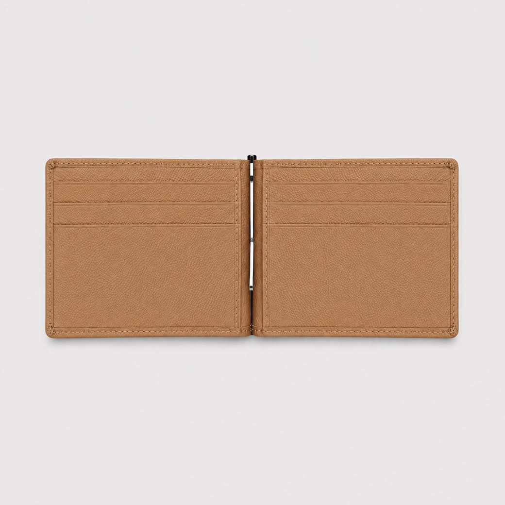 Billetera de cuero color camel de Maison Caviar, diseño elegante y compacto, ideal para llevar tarjetas y dinero.