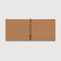Billetera de cuero color camel de Maison Caviar, diseño elegante y compacto, ideal para llevar tarjetas y dinero.